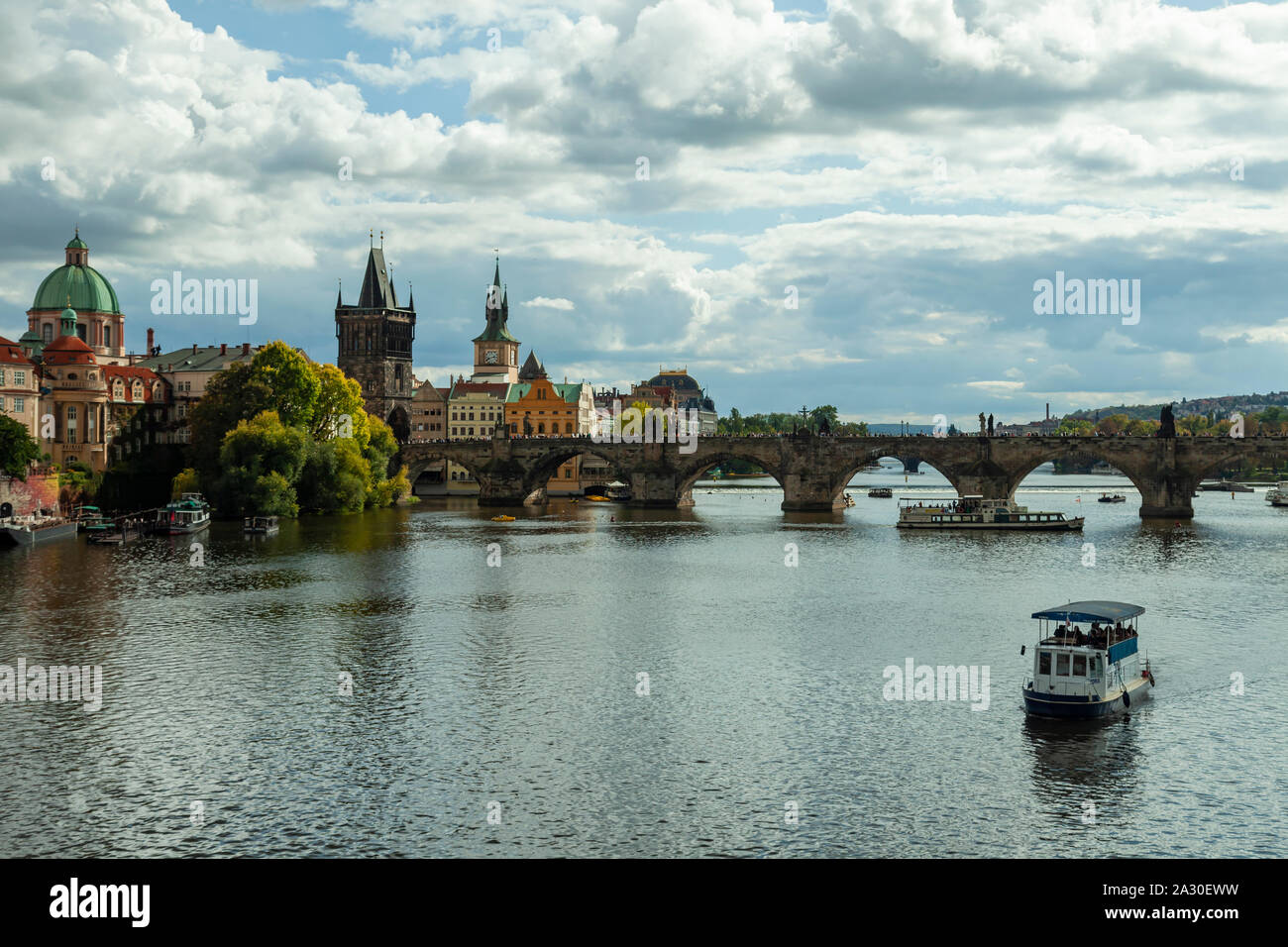 Herbstnachmittag auf Moldau in Prag, Tschechien. Stockfoto