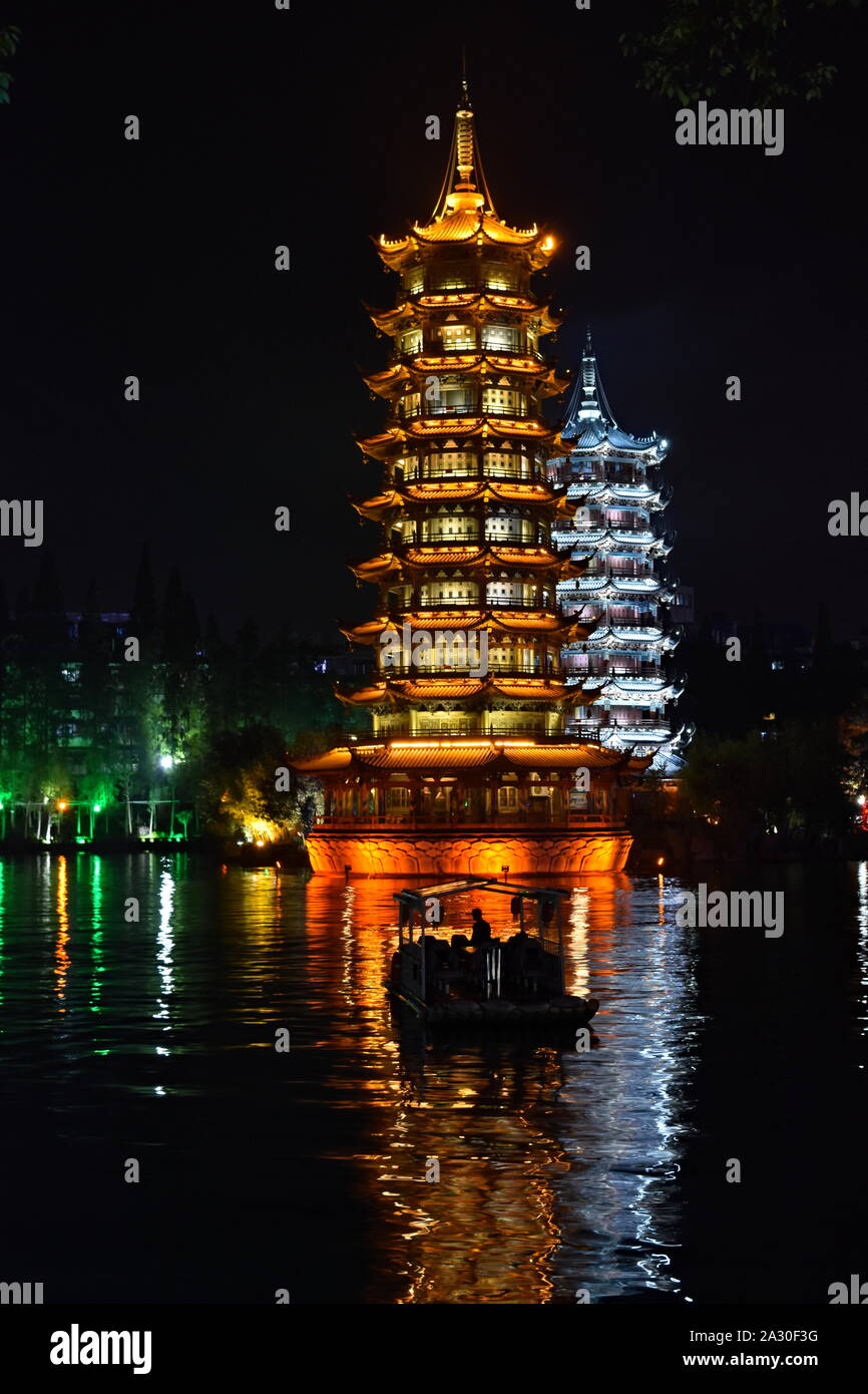 Schönen schwimmenden Sonne und Mond Pagoden von Guilin Wasser im Park See bei Nacht und Freizeit Boot in romantische Szene Silhouette reflektiert, China Stockfoto