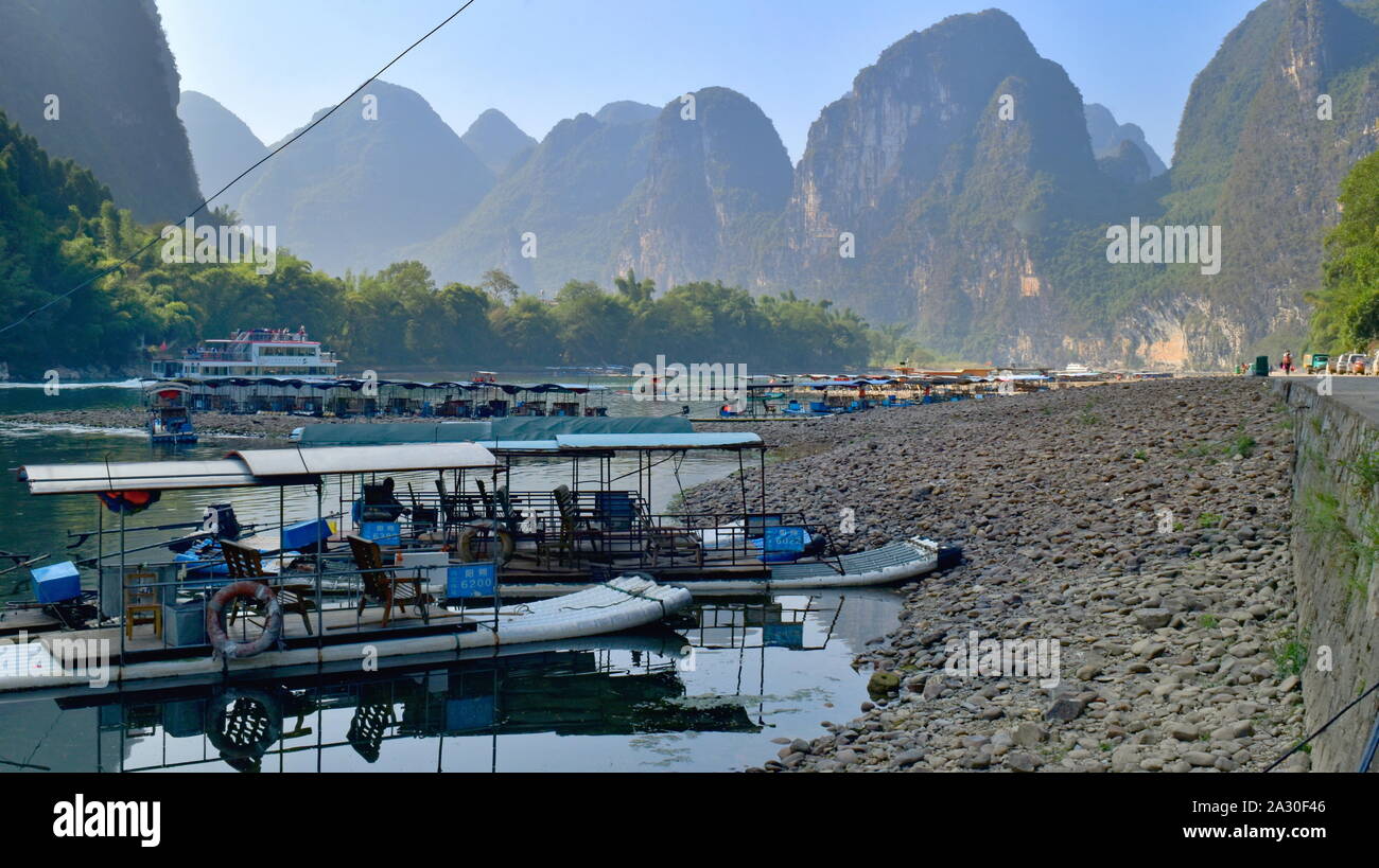 Li River basin Berge und Bambus Rafting Boote an der Küste in der Nähe von Guilin, China angedockt Stockfoto