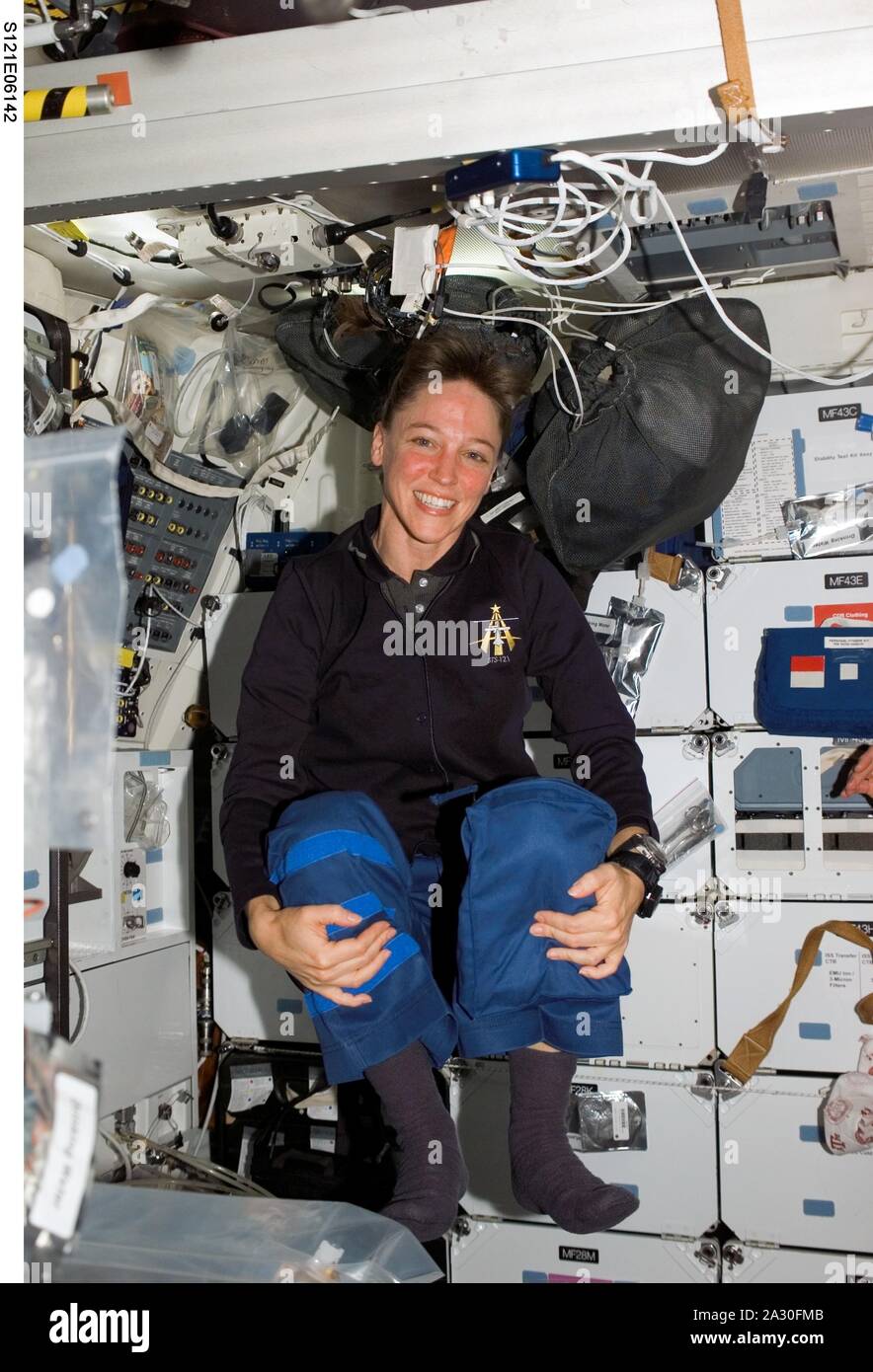 Datei: In diesem Foto, das von der NASA veröffentlichte, Astronaut Lisa M. Nowak, STS-121 Mission Specialist, schwimmt auf der middeck des Space Shuttle Discovery, während mit der Internationalen Raumstation im Erdorbit am 8. Juli 2006 angedockt. Credit: NASA über CNP | Verwendung weltweit Stockfoto