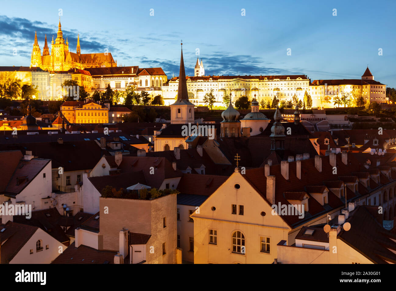 Abend in Mala Strana, Prag. Hradcany Burg in der Ferne. Stockfoto