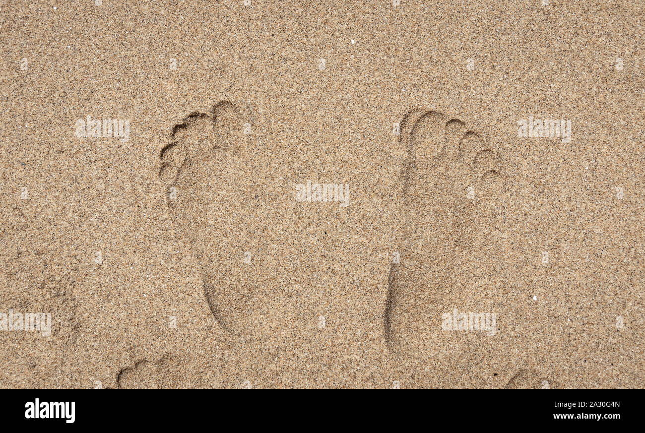 An der Küste. Foto Fußspuren im Sand Stockfoto