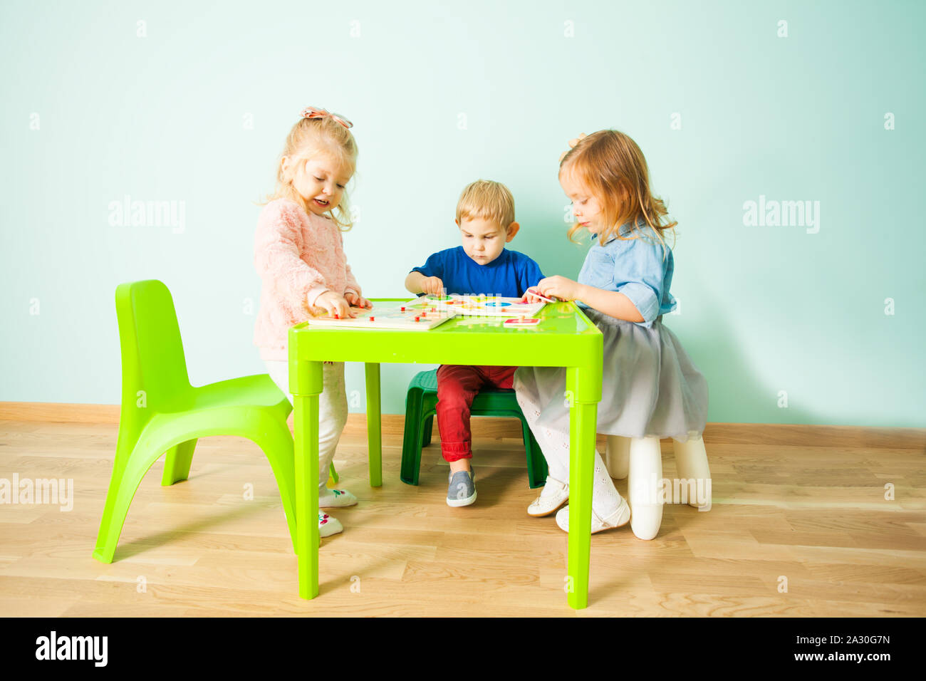 2-3 Jahre alte Kinder spielen im Kindergarten in Montessori Vorschule