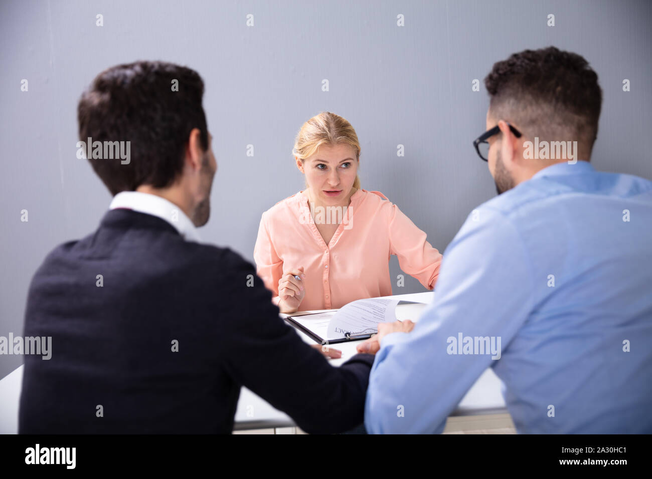 Zwei Männer sitzt und spricht im Interview bei Annahme Agentur Stockfoto