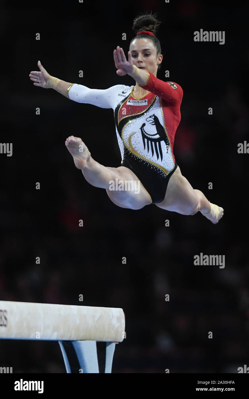 Stuttgart, Deutschland. 4. Okt, 2019. PAULINE SCHAEFER mountet die Schwebebalken in der Qualifikation in der Hanns-Martin-Schleyer-Halle in Stuttgart, Deutschland. Credit: Amy Sanderson/ZUMA Draht/Alamy leben Nachrichten Stockfoto