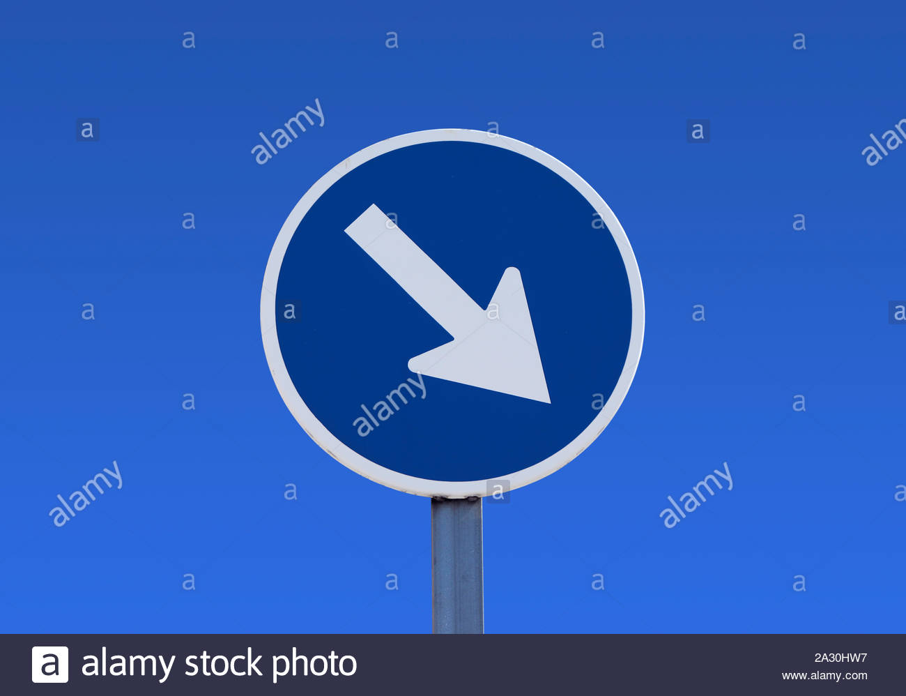 Blaues Schild Mit Weißem Pfeil Stockfotos und bilder Kaufen Alamy