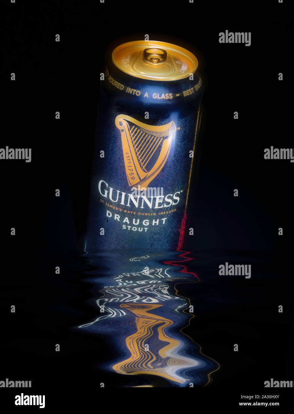 Kann der Guinness Stout Bier auf schwarzen Hintergrund mit Reflexionen im Wasser Stockfoto