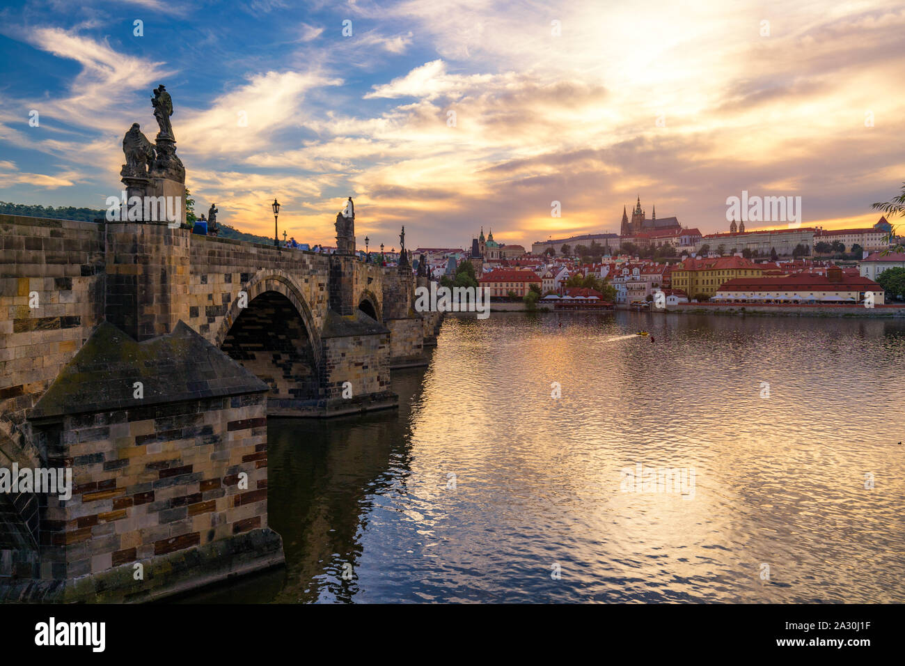 Malerische Aussicht auf die Moldau und das historische Zentrum von Prag, Gebäude und Wahrzeichen der Altstadt, Prag, Tschechische Republik. Die Karlsbrücke (Karluv Most) Stockfoto