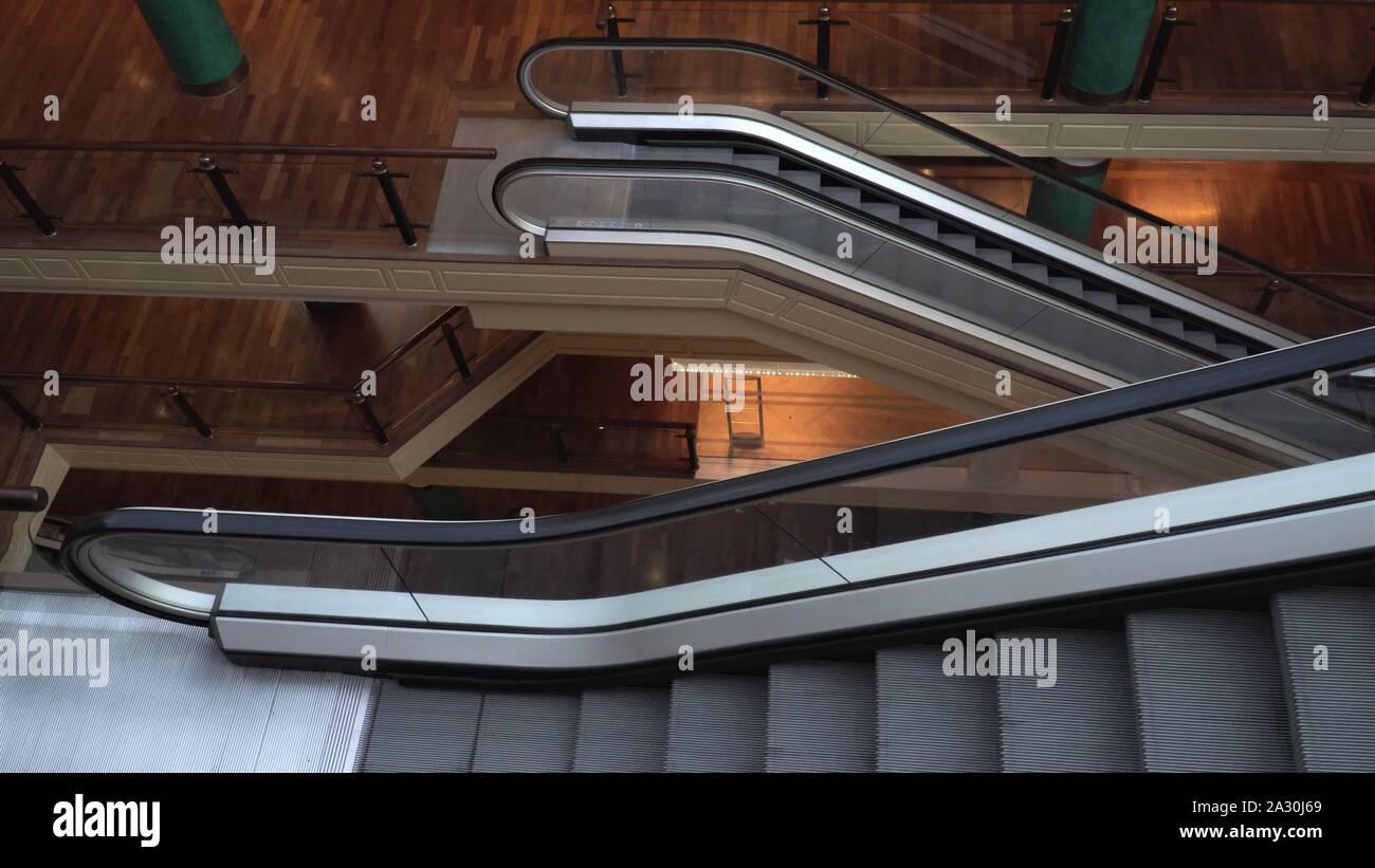 Die Fahrtreppen. Ein modernes Interieur der Supermarkt mit Rolltreppe Treppe. Das Einkaufszentrum mit niemand Leute. Stockfoto