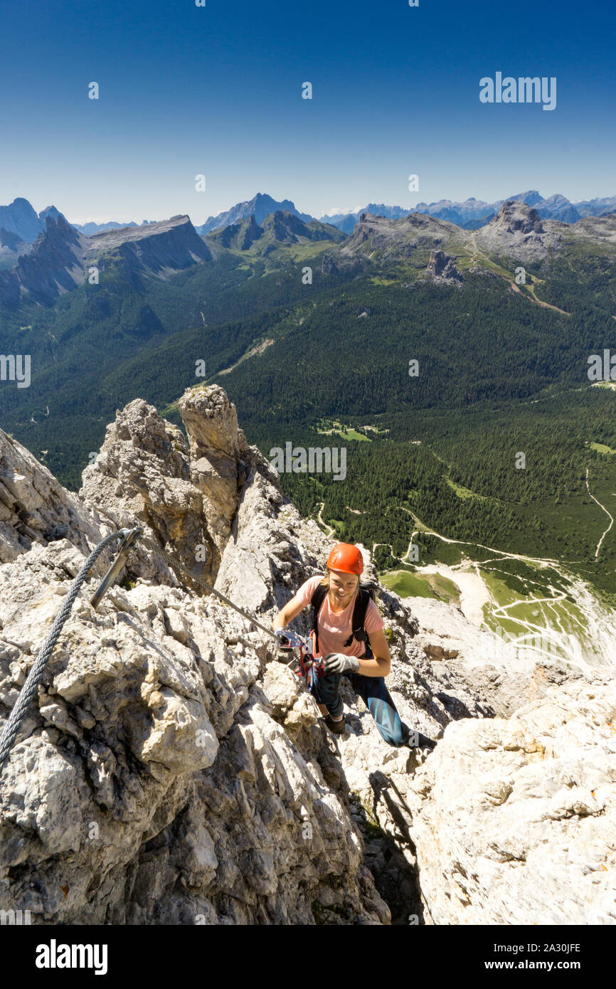 Attraktive brünette Frauen Bergsteiger auf einem steilen Klettersteig in Südtirol Stockfoto