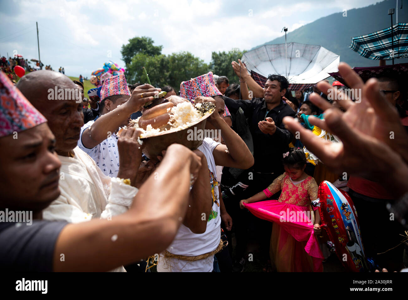 Kathmandu, Nepal. 04 Okt, 2019. Nepalesische hinduistischen Gläubigen religiöse Angebot an die Menschen verteilen während des Festivals in Lalitpur. Die Shikali Jatra gefeiert wird in Khokana von der hinduistischen Dorfbewohner für fünf Tage statt der Dashain Festival. Das Festival wird gefeiert für die Göttin Shikali vom Tanzen, wie die zahlreichen Gottheiten, die in der hinduistischen Kultur angezogen. Credit: SOPA Images Limited/Alamy leben Nachrichten Stockfoto Kathmandu, Nepal. 04 Okt, 2019. Nepalesische hinduistischen Gläubigen religiöse Angebot an die Menschen verteilen während des Festivals in Lalitpur. Die Shikali Jatra gefeiert wird in Khokana von der hinduistischen Dorfbewohner für fünf Tage statt der Dashain Festival. Das Festival wird gefeiert für die Göttin Shikali vom Tanzen, wie die zahlreichen Gottheiten, die in der hinduistischen Kultur angezogen. Credit: SOPA Images Limited/Alamy leben Nachrichten Stockfoto