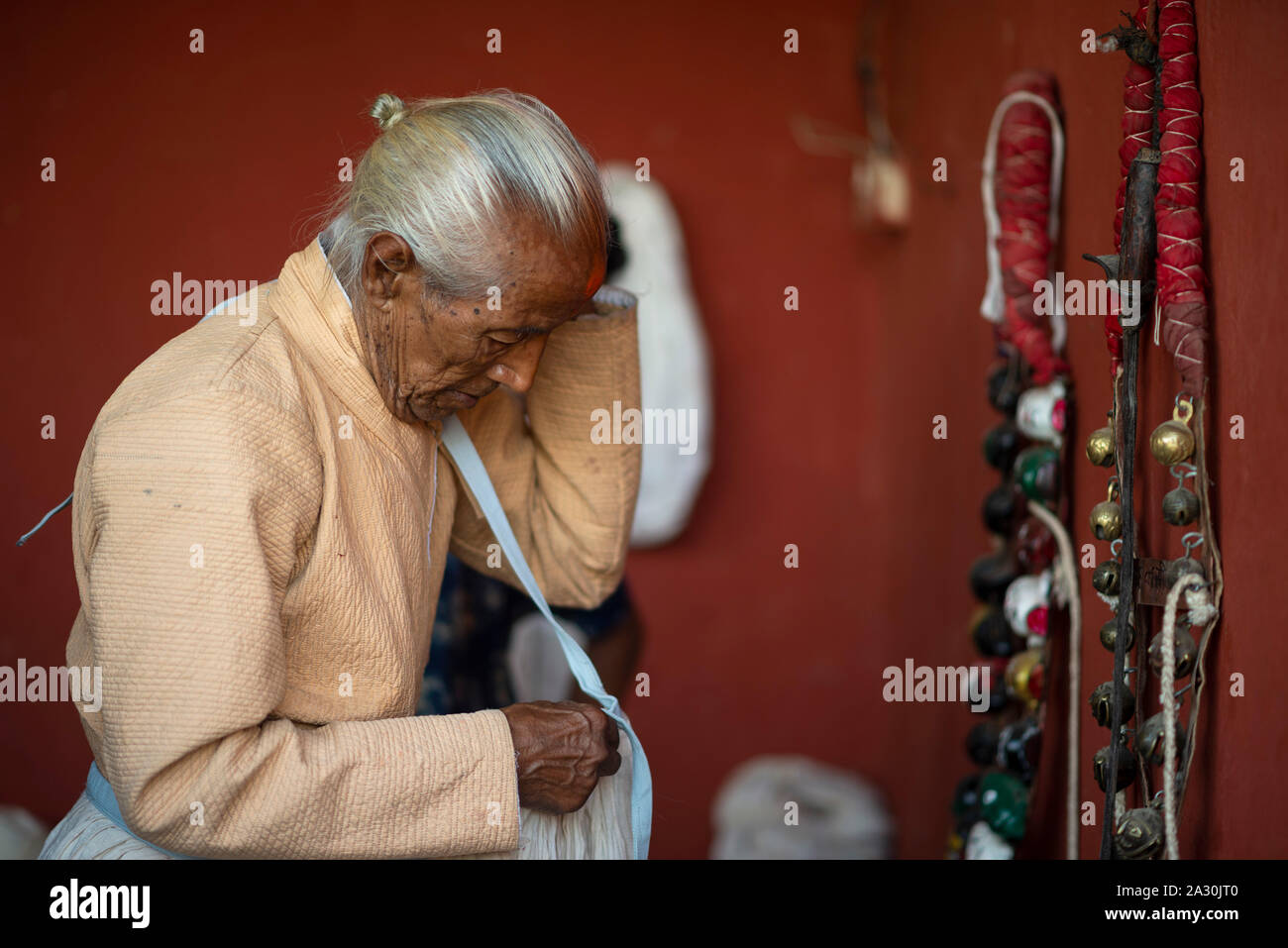 Kathmandu, Nepal. 04 Okt, 2019. Eine nepalesische Hindu devotee bereitet sich für das Festival in Lalitpur. Die Shikali Jatra gefeiert wird in Khokana von der hinduistischen Dorfbewohner für fünf Tage statt der Dashain Festival. Das Festival wird gefeiert für die Göttin Shikali vom Tanzen, wie die zahlreichen Gottheiten, die in der hinduistischen Kultur angezogen. Credit: SOPA Images Limited/Alamy leben Nachrichten Stockfoto Kathmandu, Nepal. 04 Okt, 2019. Eine nepalesische Hindu devotee bereitet sich für das Festival in Lalitpur. Die Shikali Jatra gefeiert wird in Khokana von der hinduistischen Dorfbewohner für fünf Tage statt der Dashain Festival. Das Festival wird gefeiert für die Göttin Shikali vom Tanzen, wie die zahlreichen Gottheiten, die in der hinduistischen Kultur angezogen. Credit: SOPA Images Limited/Alamy leben Nachrichten Stockfoto