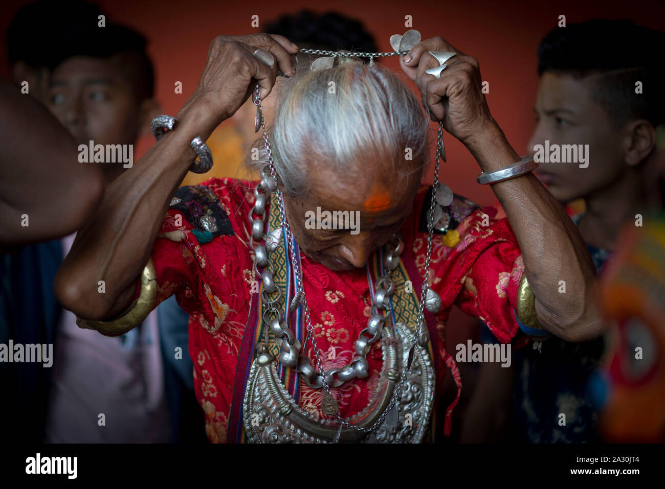 Kathmandu, Nepal. 04 Okt, 2019. Eine nepalesische Hindu devotee bereitet sich für das Festival in Lalitpur. Die Shikali Jatra gefeiert wird in Khokana von der hinduistischen Dorfbewohner für fünf Tage statt der Dashain Festival. Das Festival wird gefeiert für die Göttin Shikali vom Tanzen, wie die zahlreichen Gottheiten, die in der hinduistischen Kultur angezogen. Credit: SOPA Images Limited/Alamy leben Nachrichten Stockfoto Kathmandu, Nepal. 04 Okt, 2019. Eine nepalesische Hindu devotee bereitet sich für das Festival in Lalitpur. Die Shikali Jatra gefeiert wird in Khokana von der hinduistischen Dorfbewohner für fünf Tage statt der Dashain Festival. Das Festival wird gefeiert für die Göttin Shikali vom Tanzen, wie die zahlreichen Gottheiten, die in der hinduistischen Kultur angezogen. Credit: SOPA Images Limited/Alamy leben Nachrichten Stockfoto
