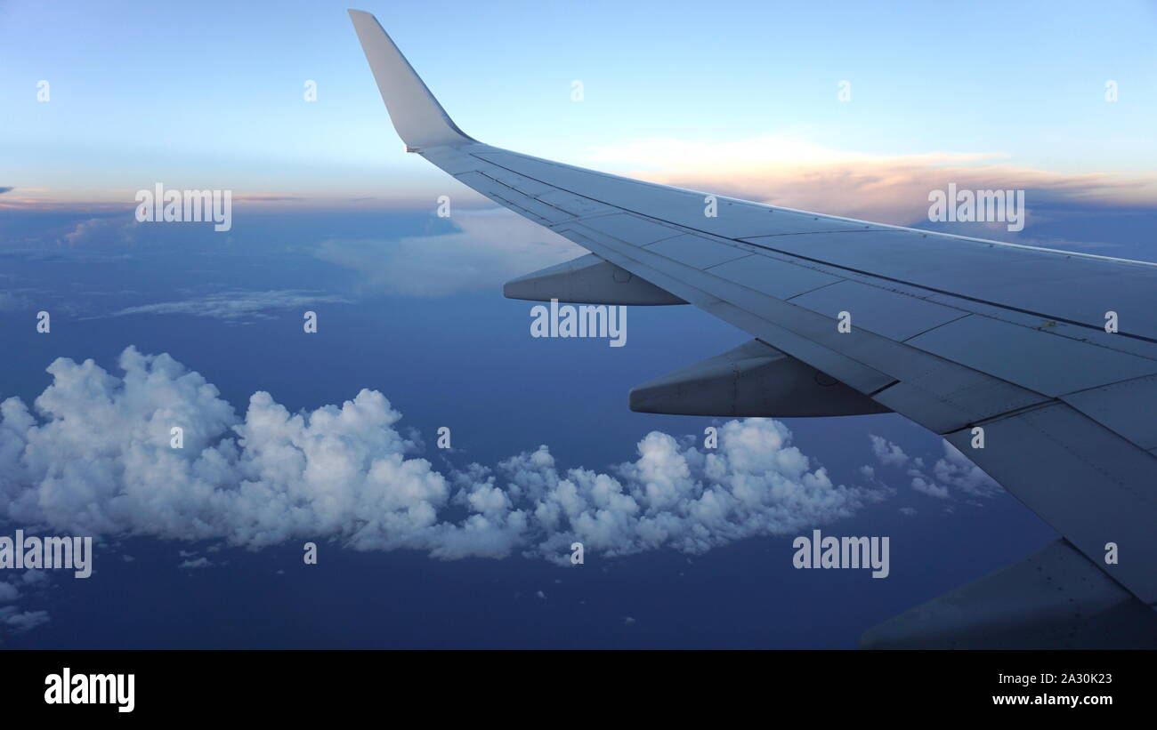 Blick auf flugzeugflügel über den Wolken Stockfoto Blick auf flugzeugflügel über den Wolken Stockfoto