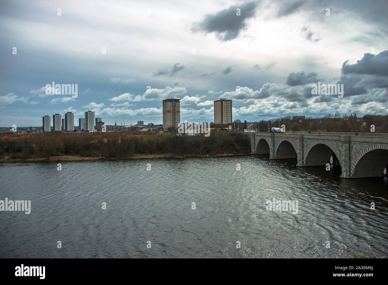 Stadtbild und die Brücke von Don über Dee River in Aberdeen, Schottland, Großbritannien. Stockfoto
