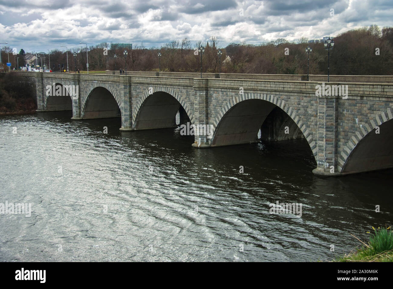 Stadtbild und die Brücke von Don über Dee River in Aberdeen, Schottland, Großbritannien. Stockfoto