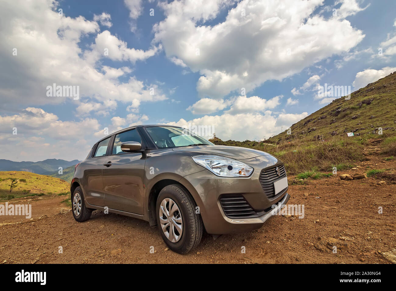 Travel Concept Car in schöner Natur Berg Hintergrund. Stadt: Ponmudi, Kerala - Indien. Stockfoto