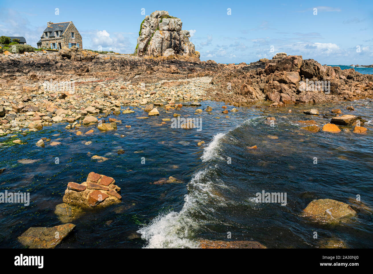 Ein Ferienhaus am Strand von Pors Hir, in der Nähe von Pleubian, Côtes-d'Armor, Bretagne, Frankreich Stockfoto