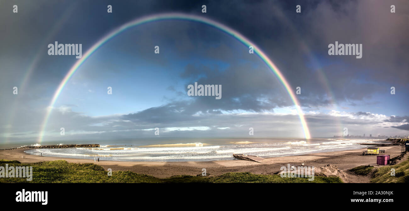 Marine Landschaft Regenbogen in Mar del Plata, Argentinien Stockfoto