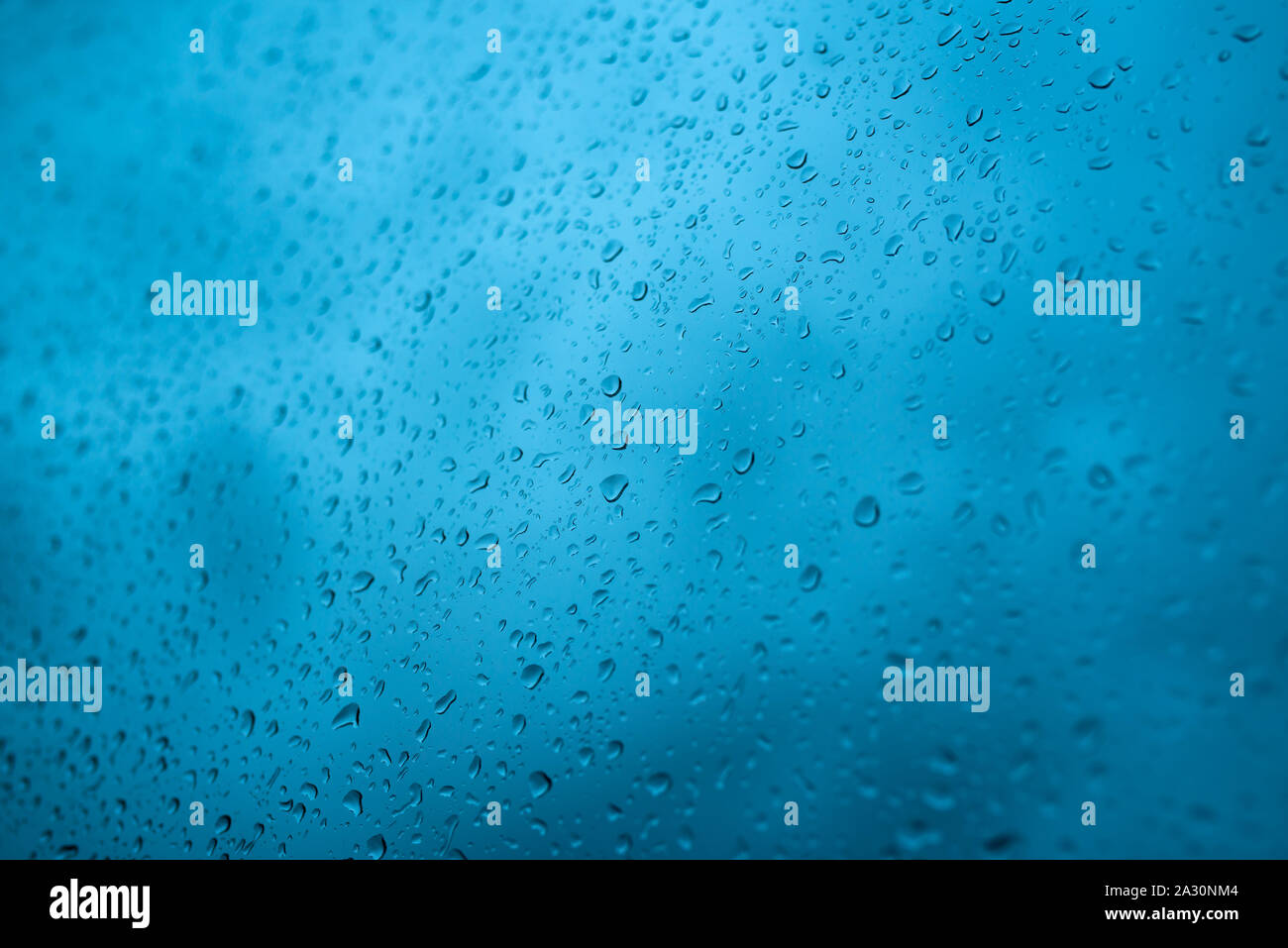 Tropfen auf ein Glas mit selektiven Fokus. Geringe Tiefenschärfe. Blau getönten Bild. Stockfoto