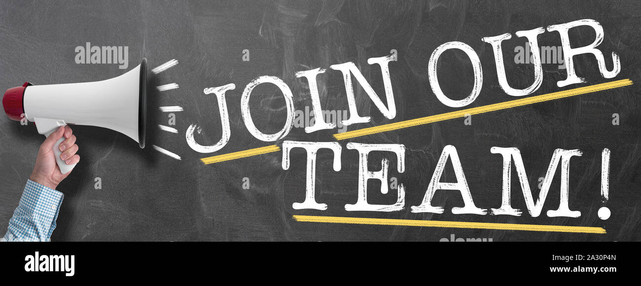 Hand Megaphon oder Megaphon gegen Schiefertafel mit Text werden Sie Mitglied in unserem Team, Job Angebot oder vakanz Konzept Stockfoto