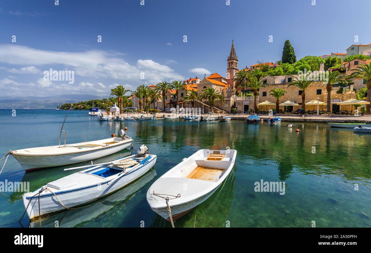 Fischerboote in Splitska Dorf mit schönen Hafen, Insel Brac, Kroatien. Dorf Splitska auf der Insel Brac, direkt am Meer, Dalmatien, Kroatien, Croa Stockfoto