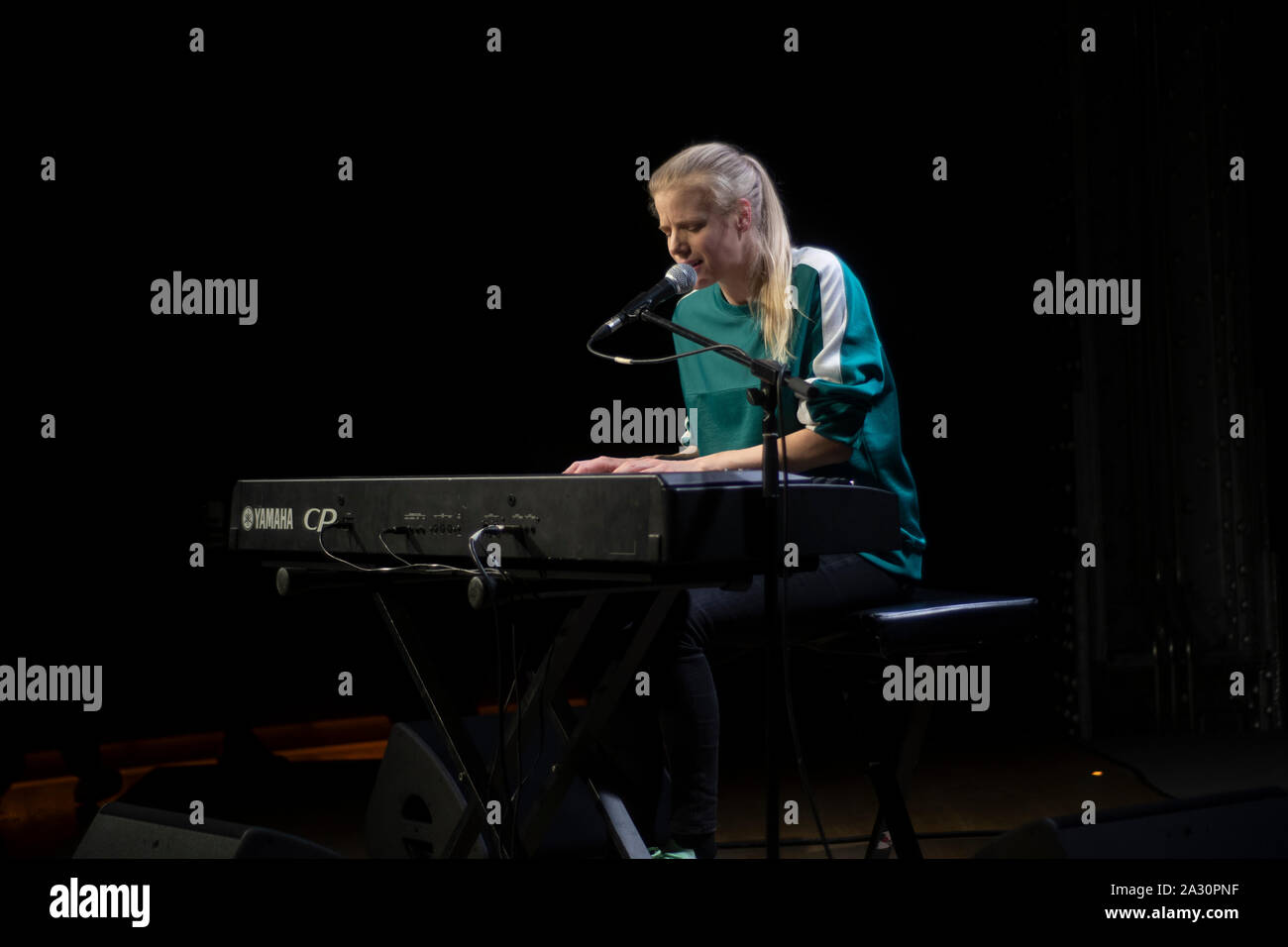 Sandra Kolstad zeigen in der Fundación Telefónica in Madrid, Spanien, sie macht elektronische Musik, sondern als ein klassisch ausgebildeter Pianist, durch eine Reihe von Mus Stockfoto