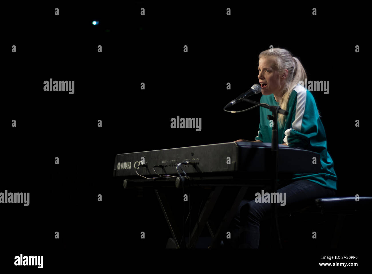 Sandra Kolstad zeigen in der Fundación Telefónica in Madrid, Spanien, sie macht elektronische Musik, sondern als ein klassisch ausgebildeter Pianist, durch eine Reihe von Mus Stockfoto