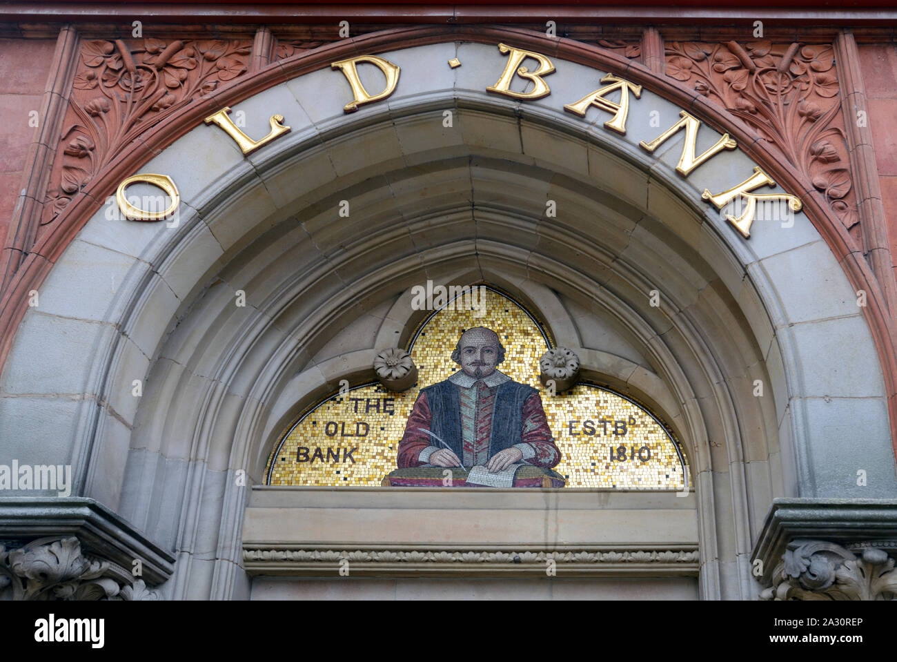 Giebel der alten Bank, 1810 gegründet, jetzt der HSBC, mit Mosaic Portrait von William Shakespeare auf der Chapel Street Stratford-upon-Avon England England Stockfoto