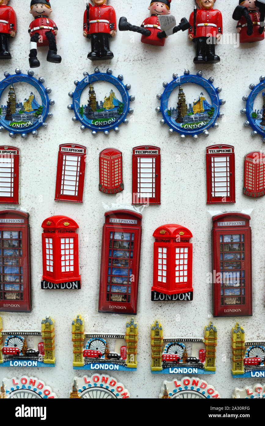 London Souvenir Kühlschrank Magnete oder Abzeichen der Englischen Symbole, einschließlich London Bridge und roten Telefonzellen für Verkauf auf Souvenir Stall London England Großbritannien Stockfoto