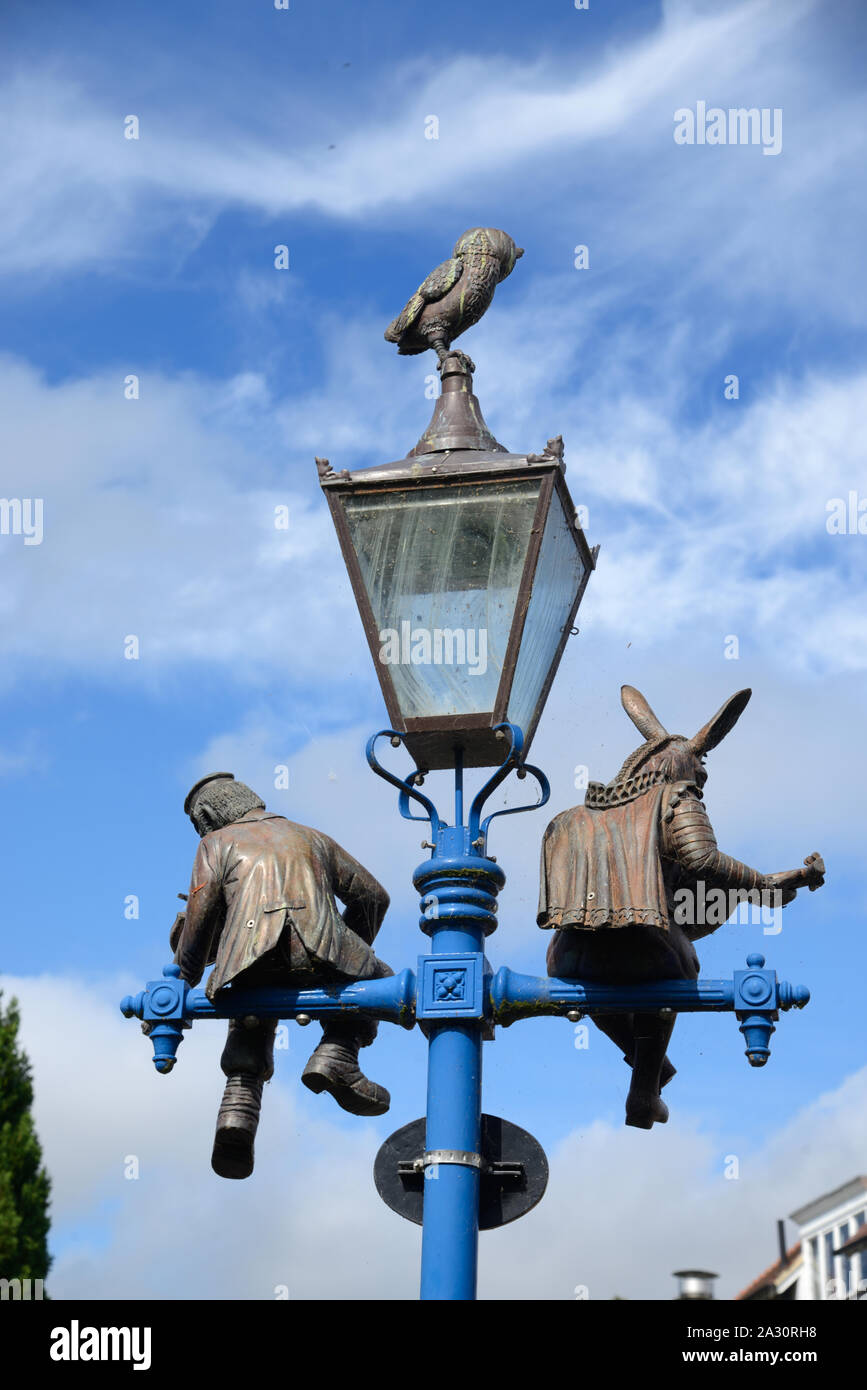 Dekoriert Straßenlaterne oder Laternenpfahl, mit Skulpturen von Shakespeare Zeichen, Stratford-upon-Avon Stockfoto