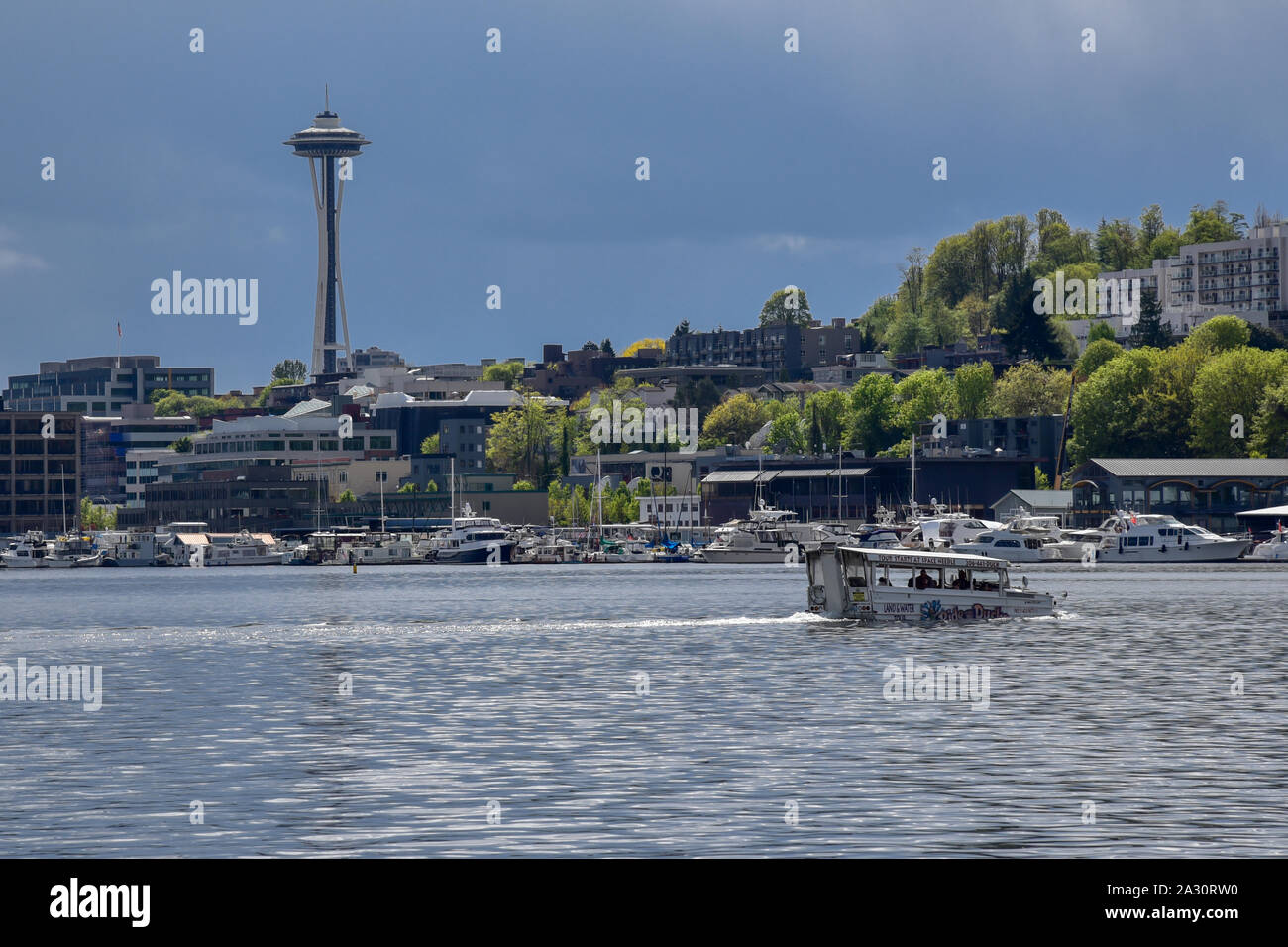 Die Enten amphibische Boot auf See Union mit Space Needle in Seattle Washington fahren. Stockfoto