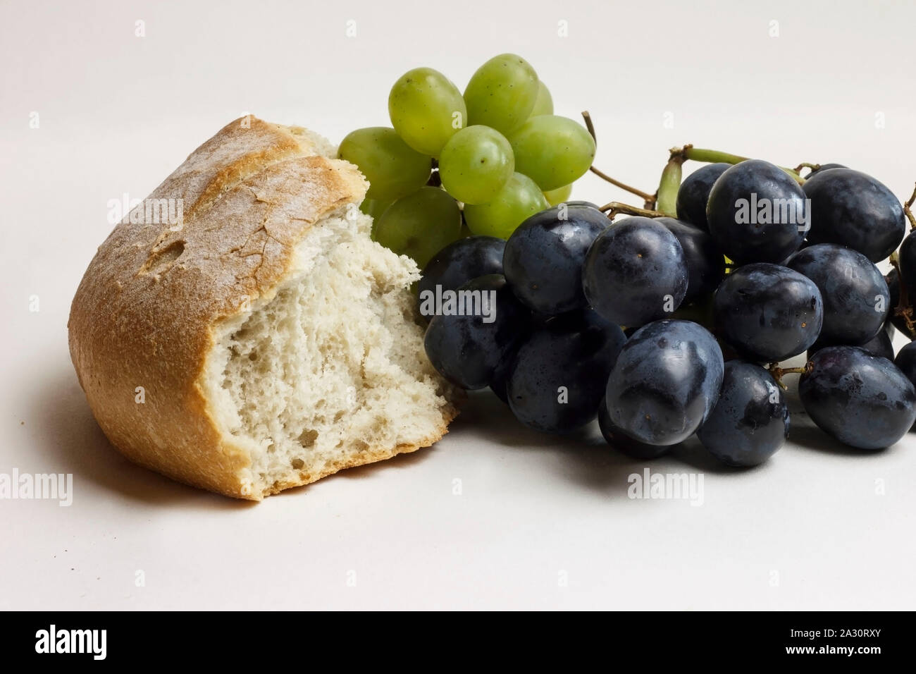 Scheibe Brot mit Trauben Stockfoto