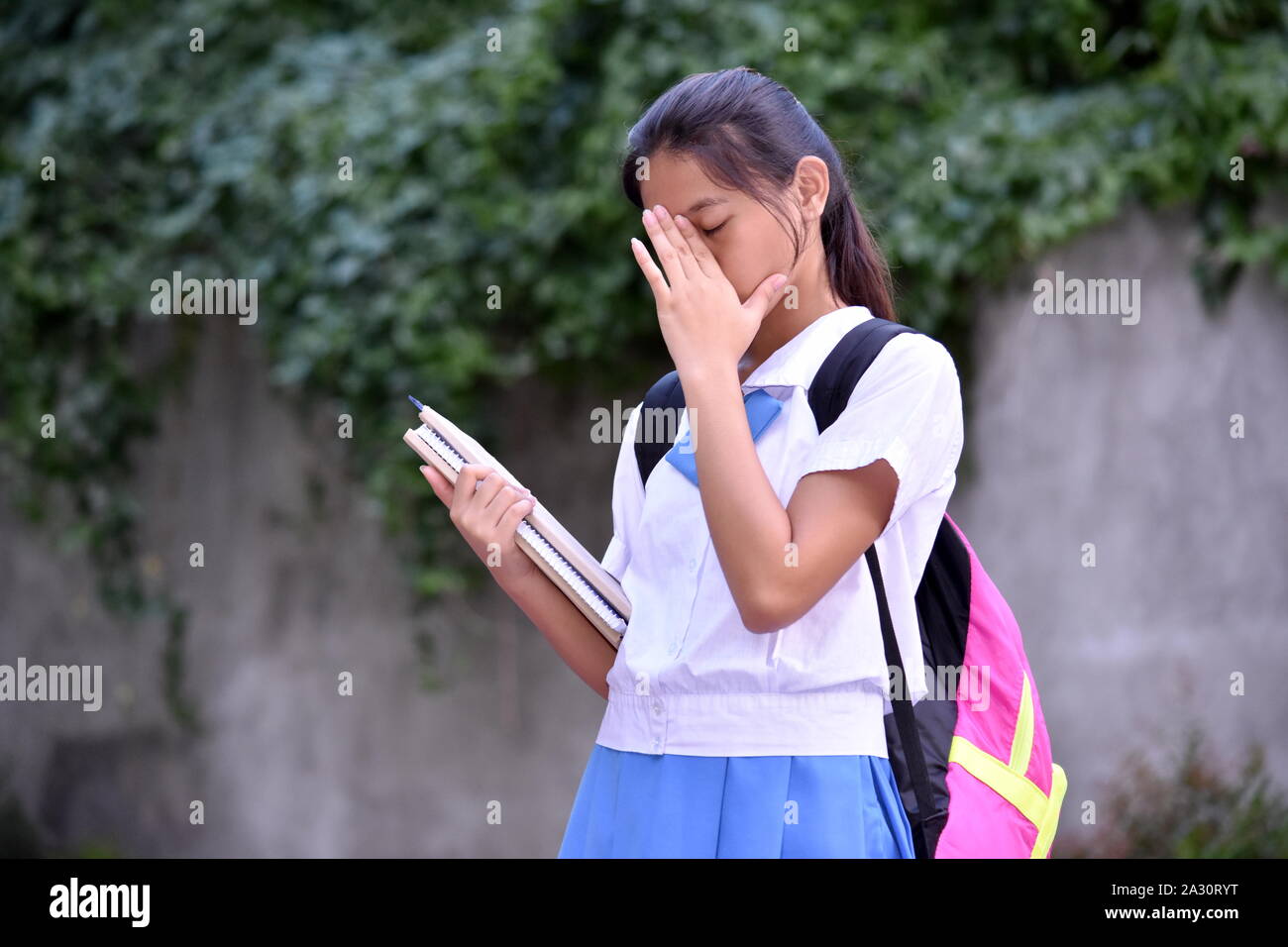 Eine beschämende junge Filipina Studentin Stockfoto
