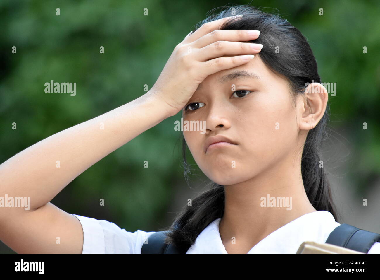 Hübsche verschiedene Studentin und Gedächtnisverlust Stockfoto
