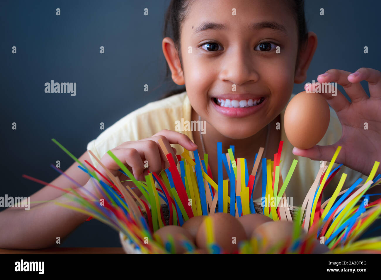 Close up cute Asian Girl und lächelnd ein Hühnerei, Ostern Konzept. Stockfoto