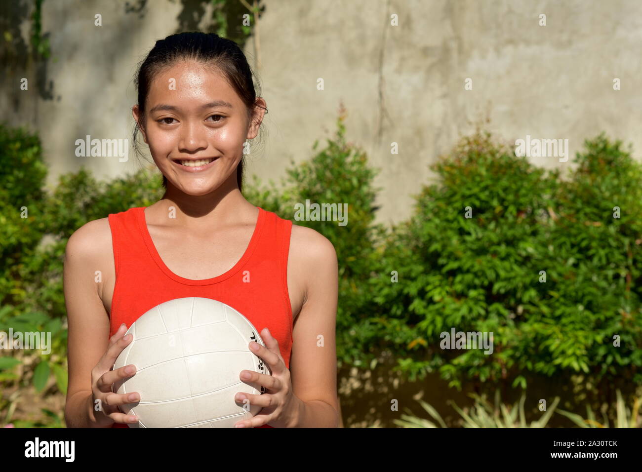 Sportlerin und Glück mit Volleyball Stockfoto
