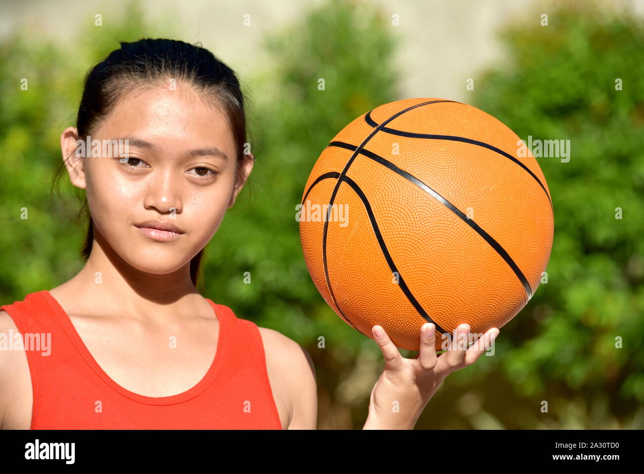 Eine ernsthafte Fitness Person mit Basketball Stockfoto