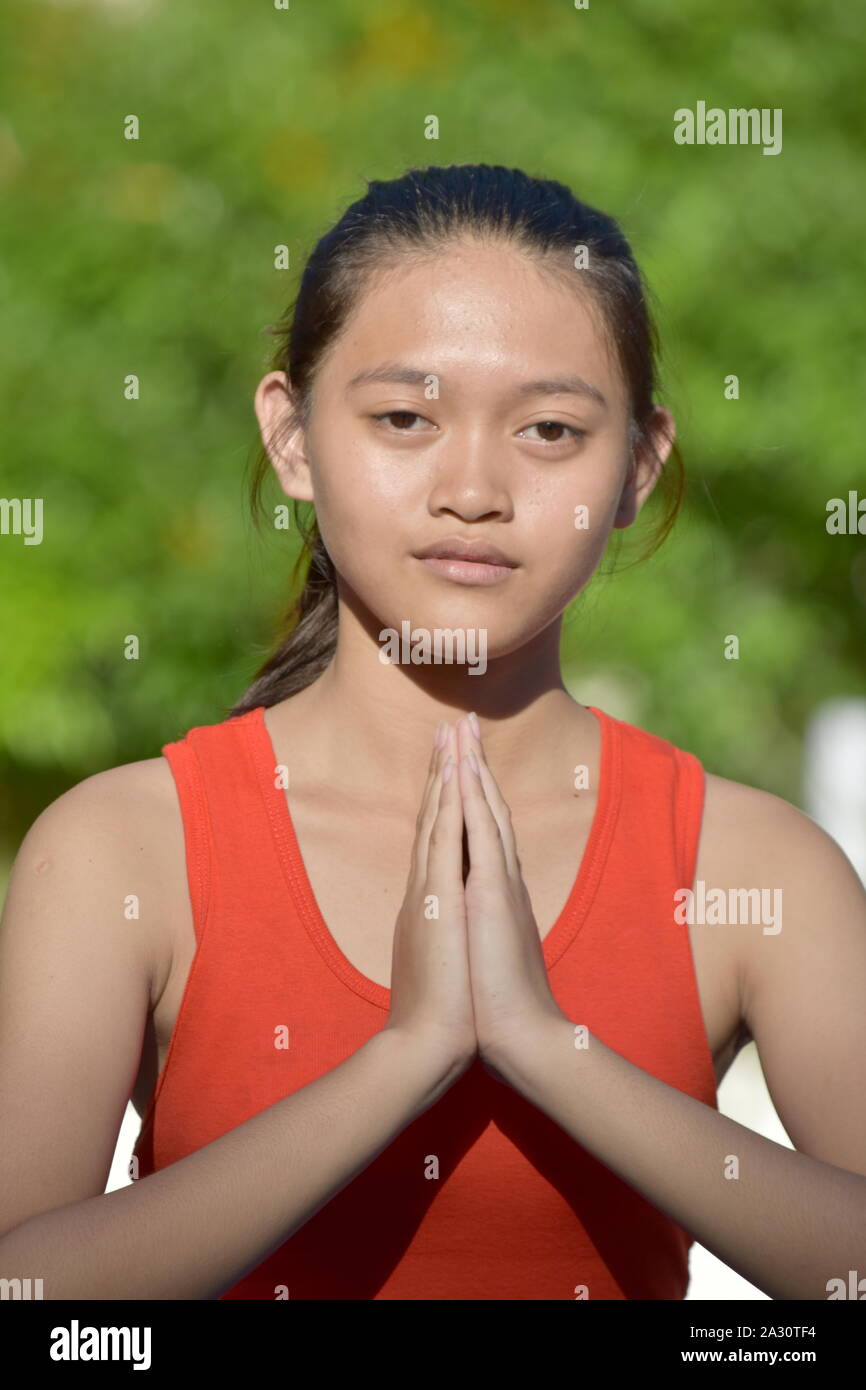 Ein Jugendliches Minderheit Mädchen Meditieren Stockfoto