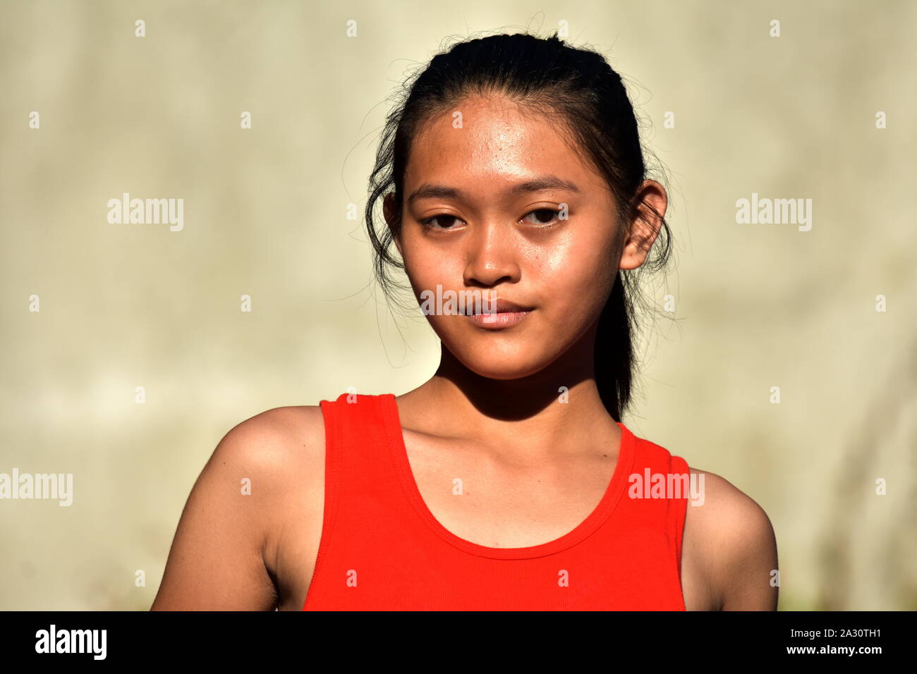 Eine emotionslose Schöne vielfältige Person Stockfoto