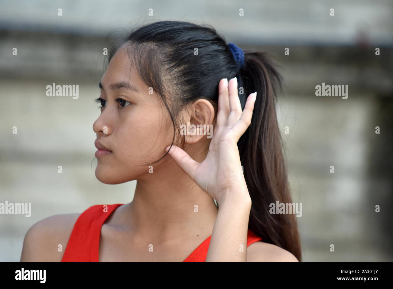 Eine junge Filipina weibliche Teenager hören Stockfoto