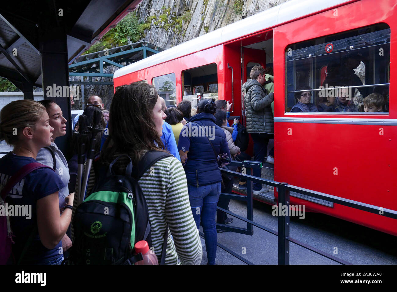 Die Passagiere am Montenvers Railway Station, Chamonix-Mont-Blanc Valley, Haute-Savoie, Frankreich Stockfoto