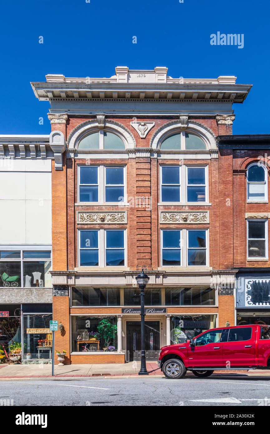 LENOIR, NC, USA-24 SEPT 2019: Interessante historische mercantile Gebäude im Geschäftsviertel von Lenoir, mit dem Datum 1879 auf dem Gesims. Stockfoto