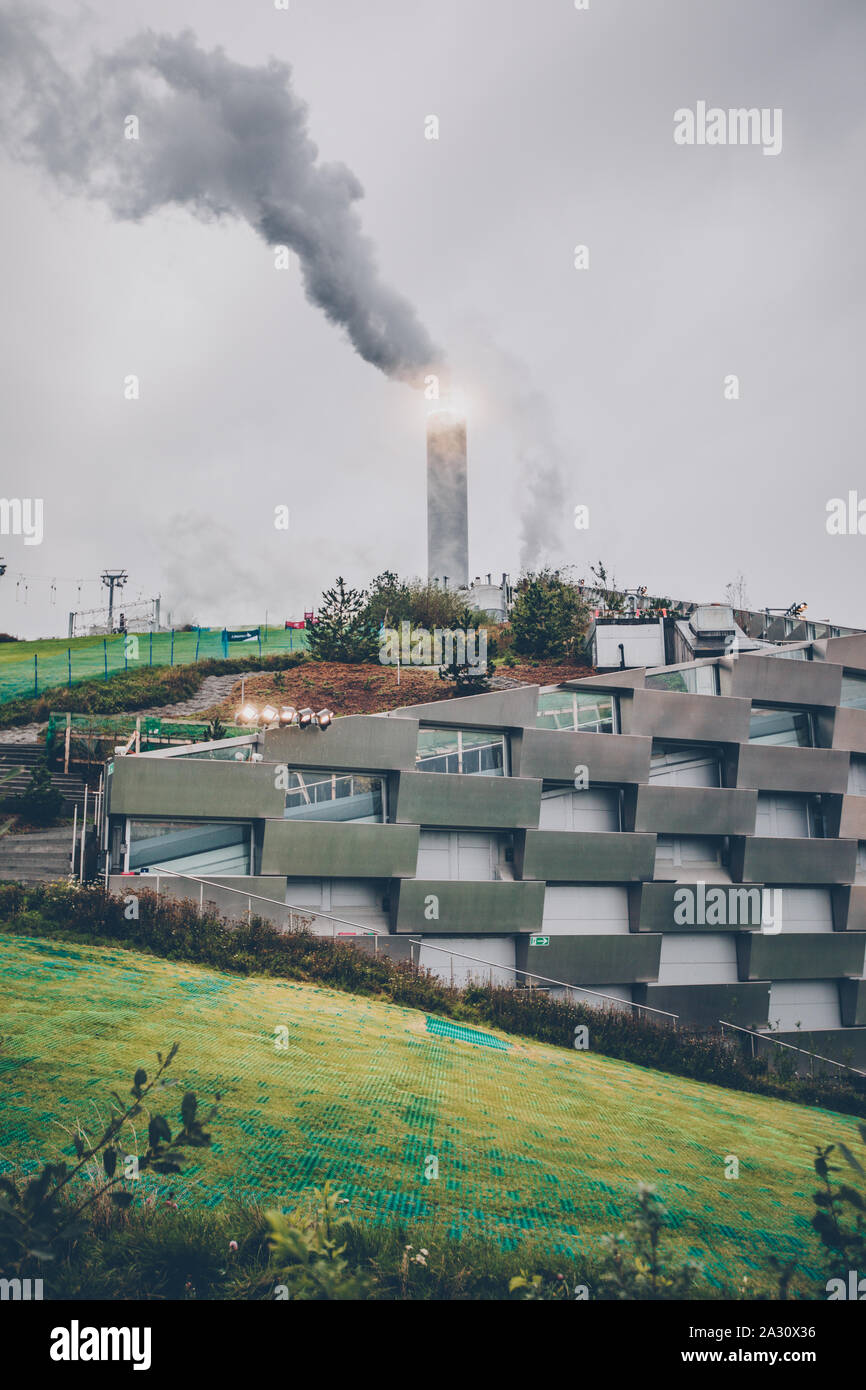 Amager Bakke auch bekannt als Amager Hang oder CopenHill, ist eine Kraft-Wärme-Waste-to-Energy plant in Kopenhagen, Dänemark. Die Anlage wird von Bjarke Ingels Group mit einem 85 m hohen schrägdach Doppelte als das ganze Jahr über künstliche Skipiste, Wandern und Klettern Wand konzipiert. (Foto: Gonzales Foto - Astrid Maria Rasmussen). Stockfoto