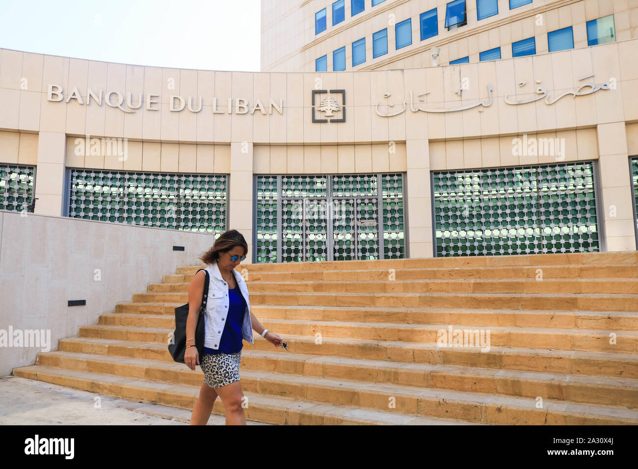 Beirut, Libanon. 4. Okt, 2019. Ein Fußgänger geht Vergangenheit Banque du Liban, der libanesische Zentralbank Gebäude, dessen Gouverneur neue Maßnahmen, die den Zugang zum US-Dollar für Importeure von Erdölprodukten, Weizen zu erleichtern hat angekündigt, und Medizin, daß der Anstieg der Einfuhren die Nachfrage nach Dollar im Land aufgeworfen hat, Druck auf die Geldwechsler höherer Wechselkurs zu berechnen. Credit: Amer Ghazzal/SOPA Images/ZUMA Draht/Alamy leben Nachrichten Stockfoto