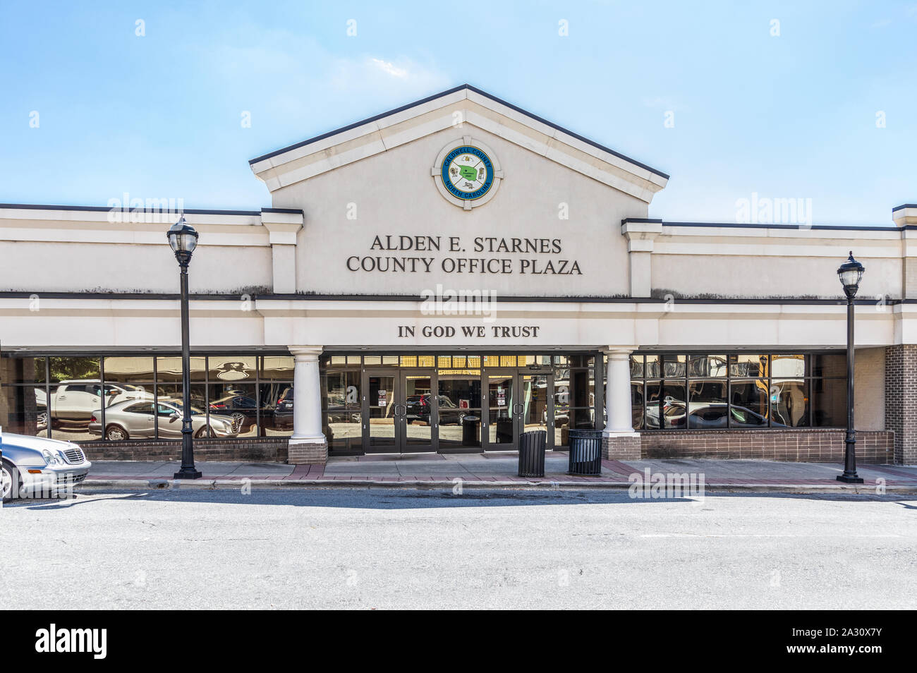 LENOIR, NC, USA-24 SEPT 2019: Caldwell County Government Offices, die Alden E. Starnes County Office Plaza. Stockfoto