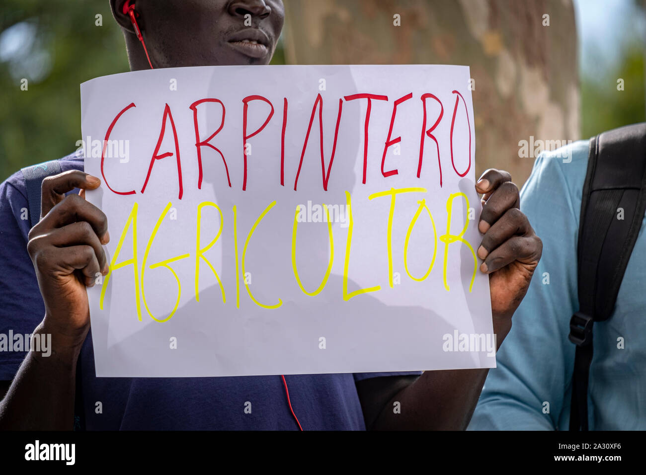 Barcelona, Spanien. 04 Okt, 2019. Einem Straßenhändler hält ein Plakat während der Pressekonferenz. Straßenhändler, bekannt als "anteros" für ihre Waren verkaufen auf der Straße auf eine Decke, eine Pressekonferenz zu denunzieren, dass sie unter dem Druck der Polizei seit mehreren Monaten haben, die verhindert, dass Sie verkaufen und ein Leben gefordert haben. Credit: SOPA Images Limited/Alamy leben Nachrichten Stockfoto