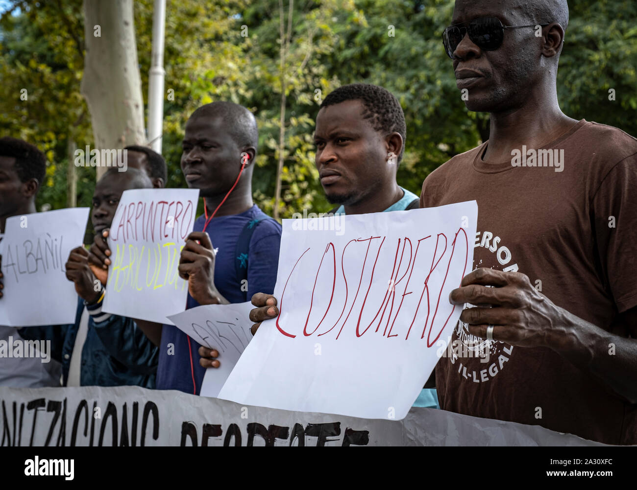 Barcelona, Spanien. 04 Okt, 2019. Straßenhändler halten Plakate hoch, während der Pressekonferenz. Straßenhändler, bekannt als "anteros" für ihre Waren verkaufen, in der Straße auf einer Decke, haben eine Pressekonferenz zu denunzieren, dass sie unter dem Druck der Polizei seit mehreren Monaten haben, die verhindert, dass Sie den Verkauf und die Herstellung eines Lebens genannt. Credit: SOPA Images Limited/Alamy leben Nachrichten Stockfoto