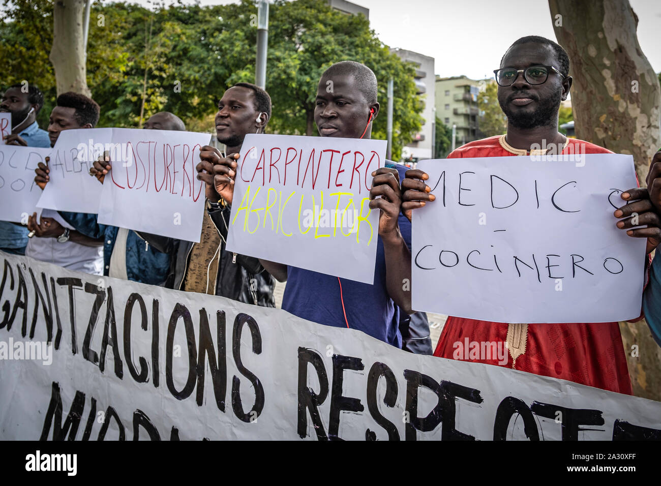 Barcelona, Spanien. 04 Okt, 2019. Straßenhändler halten Plakate hoch, während der Pressekonferenz. Straßenhändler, bekannt als "anteros" für ihre Waren verkaufen, in der Straße auf einer Decke, haben eine Pressekonferenz zu denunzieren, dass sie unter dem Druck der Polizei seit mehreren Monaten haben, die verhindert, dass Sie den Verkauf und die Herstellung eines Lebens genannt. Credit: SOPA Images Limited/Alamy leben Nachrichten Stockfoto