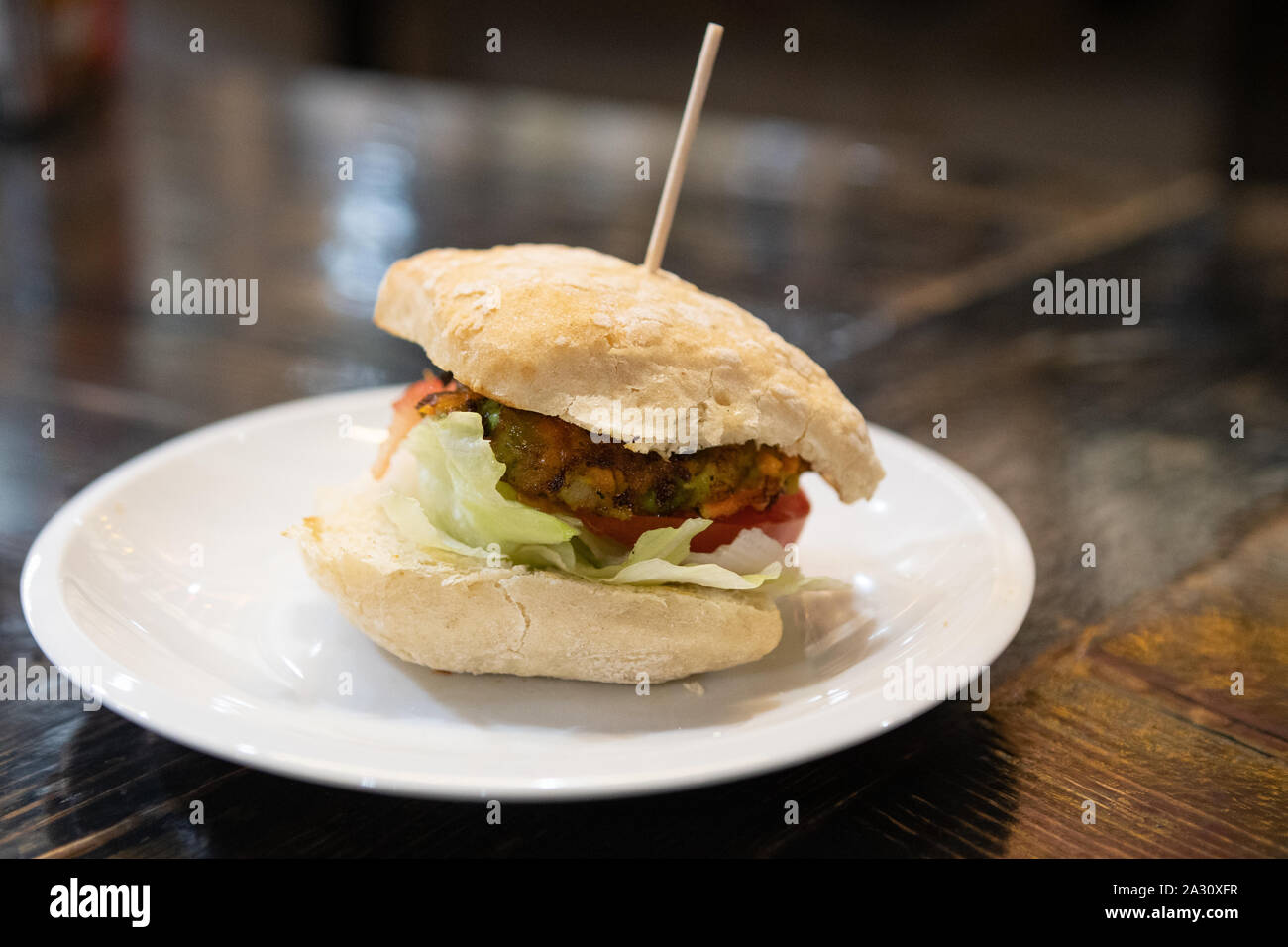 Vegan pinchos oder Pintxos - mini Burger - in Pintxos Bar, Baskenland, Nordspanien Stockfoto